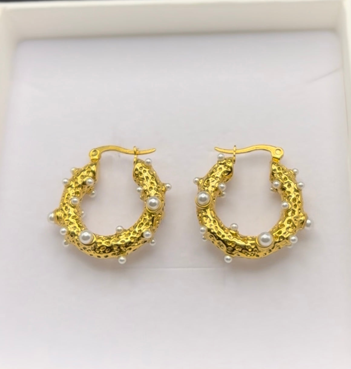 Honeycomb pearl circle earrings